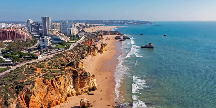Praia da Rocha, Centro de Portimão — 18 min de carro