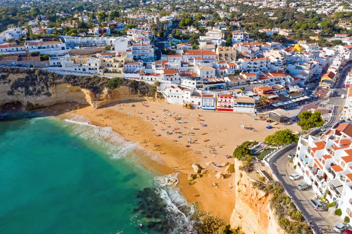 Praia do Carvoeiro — 12 min de carro